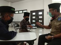 Dinamakan surat al qari'ah yang berarti hari kiamat. Setor Surat Al Qoriah Dua Santri Disawer Bupati Radarcirebon Com