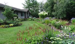 This works especially well for homes with neutral siding that meshes well with the color of the gravel aggregate in the pavers. 75 Beautiful Small Driveway Pictures Ideas July 2021 Houzz