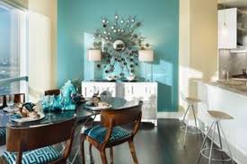 Biru navy lihat gaya dian pelangi memadukan oversized sweater warna lemonnya dengan hijab dan rok stripe warna navy. Biru Bangkitkan Selera Makan