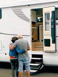 Le véritable luxe sur le littoral méditerranéen, c'est l'espace, la sérénité et la nature de la plage de piémanson avec ses six kilomètres de sable fin en pleine camargue, à. Ce Soir A La Tele Encore Un Reportage Camping Car Sur M6 La Seyne Maville Com