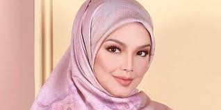 Mula aktif dalam dunia hiburan sejak tahun 2002. Innalillahi Siti Nurhaliza Tengah Berduka Cita Dream Co Id