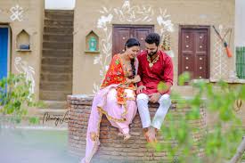 Wedding Photographer Punjab Punjabi Pre Wedding Couple Sitting Chit Chatting Their Lovable Mom Pre Wedding Photoshoot Wedding Couple Pictures Pre Wedding Poses