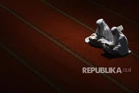 Salah satu caranya adalah dengan memperbanyak membaca dan khatam alquran. Pahala Khatam Alquran Berapa Kali Sebaiknya Kita Khataman Republika Online