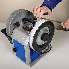 Comment Affuter Couteaux Et Ciseaux Avec Une Meuleuse A Eau En 2020 Outillage Pour Le Cuir Outillage Bois Meuleuse