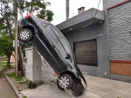 En todas las localidades en lanús este en lanús oeste en monte chingolo en remedios de abogado horacio antonio fasano. Insolito Accidente En Lanus Un Auto Quedo Parado De Punta Diario El Sol Mendoza Argentina