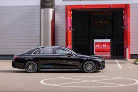 It's the stately sedan that's better to be driven around in than to drive yourself. S Klasse Plug In Hybrid Als S 580 E 4matic Kommt 2021