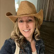 Donna Mink's Instagram, Twitter & Facebook