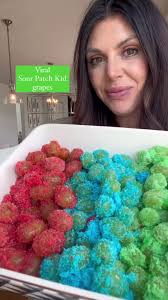 FROZEN CANDY GRAPES 💚 Ingredients: 3 1/2 cups seedless green grapes ...