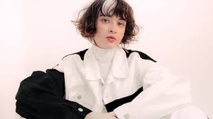 La chanteuse pomme revient avec un deuxième album, les failles, qui marque une rupture nette avec le premier. La Chanteuse Pomme Publie Un Ep Ephemere Disponible Pendant La Duree Du Confinement