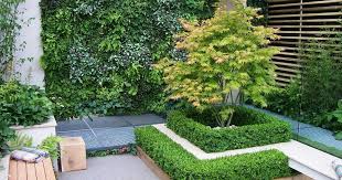 Taman minimalis ini bisa terlihat lebih cantik dengan tambahan jalan setapak, batu kerikil, atau pohon besar. Desain Taman Di Depan Rumah Destaman
