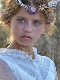 Mon Air Coleccion Poesia & Poetry 2026 Diseño Alma Musa: Elsa quesada  Photo: chiqui_mon_air Va en mi alma transparente .. un suspiro que susurra,  en un atardecer eterno .. elegancia y artesanía