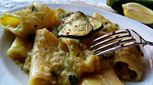 Ho voluto usare il merluzzo in questa ricetta perché è un pesce che piace a tutti, ma volendo. Pasta Alle Zucchine Merluzzo E Scorza Di Limone Il Blog Di Masly