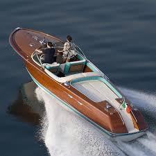 Saint Tropez On Arrive Nouvelle Boutique Aristow Sainttropez Riva Aristow Shop Pretaporter Boutique In 2020 Wooden Boat Plans Boat Boat Plans