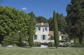 Situee A Saint Remy De Provence Cette Propriete De Prestige De 450 M2 Habitable Est Une Invitation A La Ser Maisons De Charme Location Villa Ma Maison De Reve