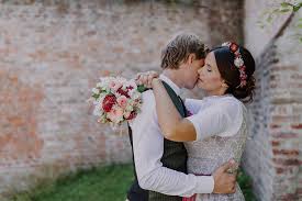 Wie ihr eine sagenhafte frühlingshochzeit in pastellfarben feiert. Standesamtliche Hochzeit Auf Der Burg Trausnitz In Landshut