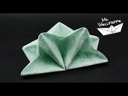 Eine einfache bastelanleitung mit der man aus einer papierserviette einenen. Servietten Falten Zu Weihnachten Anleitung Sterne Als Weihnachtsdeko Tischdeko Servietten Falten Weihnachten Servietten Falten Leichte Weihnachtsbasteleien