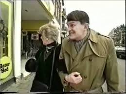 Ze merkten dat veel landgenoten de typetjes bloedserieus namen. Kees Van Kooten Wim De Bie Carla En Frank Van Putten Compilatie Deel 1 11 52 Min Wmv Youtube