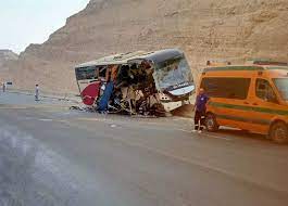 مصرع 3 أشخاص وإصابة 30 في حادث تصادم نقل وأتوبيس بطريق الجلالة (صور)