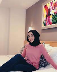 Gambar Mungkin Berisi Satu Orang Atau Lebih Orang Duduk Kamar Tidur Dan Dalam Ruangan Hijab Fashionista Beautiful Hijab Girl Girl Hijab
