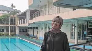 Lucy's closes promptly at 6:00 pm on weekdays and 4:00 pm on saturday. Lucy S Kitchen Tanjung Aru Beach Youtube