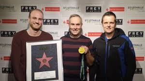 Feuer im haus ist teuer, geh` raus ist johann königs amüsante absage an die leistungsgesellschaft, bei der kein auge trocken bleibt. Comedian Johann Konig Erhalt Sold Out Award In Gold Attendorn