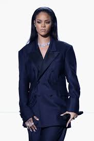L Histoire Du Tailleur Pantalon Tout Ce Que Vous Devez Savoir Sur Cet Incontournable Officewear En 2020 Tenues Rihanna Idees De Mode Mode Rihanna