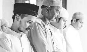 Qunut termasuk amalan yang disunahkan dalam shalat. Bagaimana Hukum Qunut Dalam Macam Macam Madzhab Yayasan Masjid Pedesaan