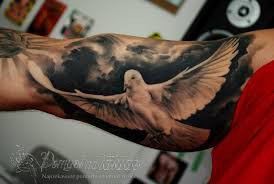 Golab Tatuaz Realistyczny Tattoo Oberarm Innenseite Wolken Tattoo Tattoos Oberarm Innenseite