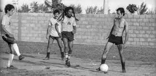Bob marley (tsakiya) tare da dan kwallo paolo cesar caju (hagu) da marubucin wakoki chico buarque (dama) a filin kwallo a birnin rio de janeiro, brazil, a 1980. O Dia Que Evandro Mesquita Jogou Com Bob Marley No Campo De Chico Buarque 24 10 2017 Uol Esporte