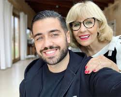 MamáCumple70 🎉 Toda mi familia reunida celebrando a la mejor MAMÁ del  Universo... 🎂Ellos son, sin duda, lo mejor que tengo en mi vida. 😍  Levanta la mano si tu familia es