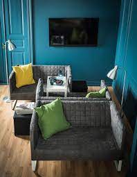 Two Small Sofas Sit Face To Face While One Of Them Has Another Sofa Back To Back Ikea Inspiration Knopparp Ikea Kleines Sofa