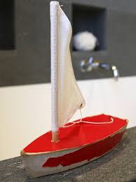 Il Tourne En Rond Notre Bateau Bateau Anniversaire Bateau Comptines