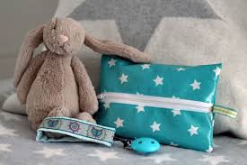 Eine tolle selbstgemachte geschenkidee sind darüber hinaus selbstgenähte lätzchen oder mützchen. Kleine Geschenke Zur Geburt Das Mach Ich Nachts