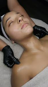 Gift glowing skin and relaxation this holiday season 🎄, Gift cards  available or DM me 🫶🏼, www.myfacialtreatments.com, 📸 @dreamediaco ,  #hydrodermabrasion #hydrofacials #skincare #skingoals #facials ...