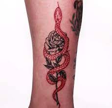 Rote Tattoos In Schwarz Rot Idee Mit Rose Und Schlange Red Tattoos Red Ink Tattoos Ink Tattoo