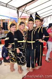 Selain itu saat digunakan akan nampak pakaian tradisional satu ini bernama siwalai, memiliki kemiripan dengan borom bhiman. Pakaian Tradisional Etnik Etnik Di Sabah Maruwiah Ahmat Sabah Borneo Fashion