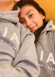 Võ Hoàng Yến khóa môi bạn trai ở trời Tây