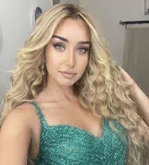 ونشرت «هنا» صورة البوستر عبر «إنستجرام»:«مبروك حبيبي فخورة بيك. Ø­Ù…Ù„ ÙˆÙƒÙˆØ±ÙˆÙ†Ø§ ÙˆØ§Ù†ÙØµØ§Ù„ Ø´Ø§Ø¦Ø¹Ø§Øª Ø·Ø§Ø±Ø¯Øª Ù‡Ù†Ø§ Ø§Ù„Ø²Ø§Ù‡Ø¯ ÙÙ† ÙˆØ«Ù‚Ø§ÙØ© Ø§Ù„ÙˆØ·Ù†