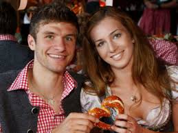 Since 2013, the mood cannon has also been on the road as a hit and party musician. Thomas Muller Ehefrau Lisa Im Tz Interview Fc Bayern