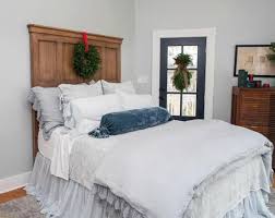 Using an iron bed frame, you take a closer look at the relaxing bedroom joanna gaines created in her waco, texas home, and shop everything you need to replicate her. Master Bedroom Joanna Gaines Fixer Upper Bedrooms Novocom Top
