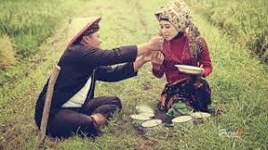 Melakukan prewedding bagi para hijabers dengan gaya casual & sederhana. Foto Unik Pre Wedding Petani Prewedding Outdoor Tematik Di Sawah Juanda Sedati Sidoarjo Indonesia Youtube