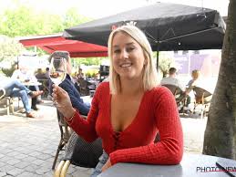 Door haar relatie met mertens kreeg ze de kans om op televisie te verschijnen en kreeg vervolgens veel aandacht door haar deelname aan het televisieprogramma de slimste mens ter wereld. Kat Kerkhofs Doet De Temperatuur Stijgen En Deelt Sexy Foto En Video Van Zichzelf In Bikini Redactie24