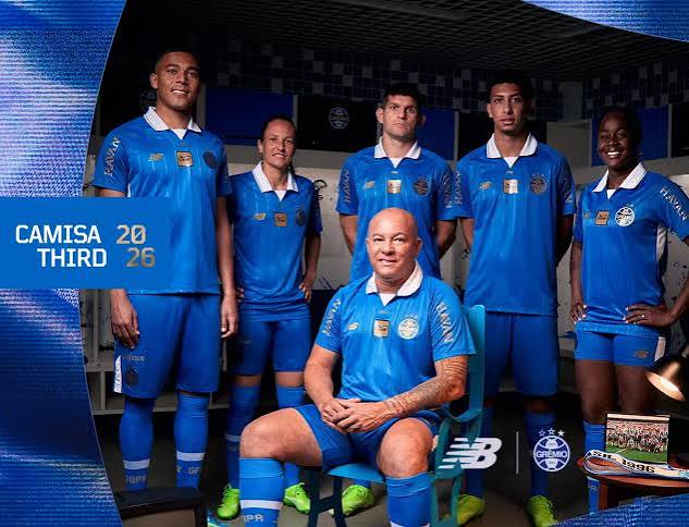 Gr&ecirc;mio lan&ccedil;a terceira camisa em homenagem aos 30 anos da Tr&iacute;plice Coroa | Studio Not&iacute;cias | Studio TV