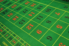 Pico squares off against the uberkids in the most revered and ridiculous game of chance known to man: Nahaufnahme Von Grunen Teppich Des Casino Roulette Und Fokus Auf Nummer Dreizehn Lizenzfreie Fotos Bilder Und Stock Fotografie Image 12555856