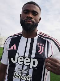 ✓ Ufficiale: #Boga è un nuovo giocatore della #Juventus! ? Arriva in  prestito con diritto di riscatto a 4,8 mln ? Indosserà la maglia numero 13
