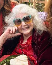 Outliving the now-deceased Hollywood giants that she once shared the  screen, and still going strong at 87... Check comments to see her today 😍