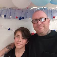 Phoenix area artist performing at 10:15 tonight