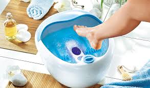 Die offizielle definition eines fußbades ist wie folgt „ein fußbad ist ein bad, das sich auf die füße und gegebenenfalls unterschenkel beschränkt. Wie Bekomme Ich Schone Fusse Die Richtige Pflege Bader Magazin Ihr Mode Und Lifestyle Magazin