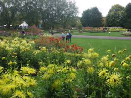 Der britzer garten wurde für die bundesgartenschau in den achtziger jahren angelegt und ist dank seines abwechslungsreichtums zu jeder jahreszeit einen besuch wert. Lichtenrade Berlin De Dahlienfeuer 2017 Im Britzer Garten