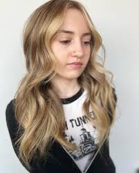 Full foilayage and baby lights for this babe today. Getting summer ready.  🌞☀️ • • #foilayage #babylights #highlights #summerblonde #redken  #morrocanoil #amikapro #shadeseq